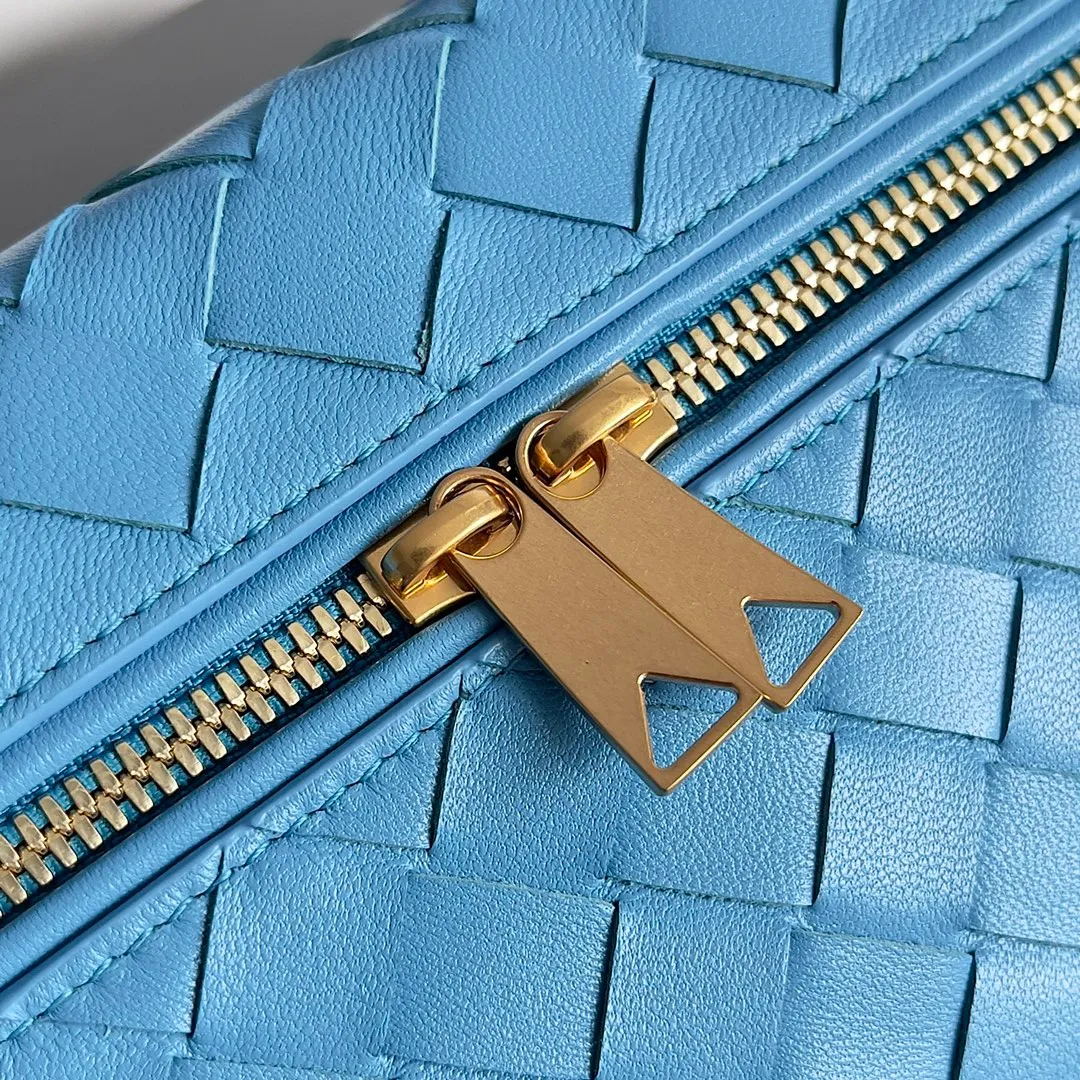 Batch 1360 Bottega Veneta 24 spring and summer woven zipper crossbody bag. A crossbody bag that can be used as a cosmetic bag. The exquisite weaving and compact body are an indispensable accessory for the upcoming summer. The double zipper also better protects the bag. It has a large capacity. If you like it, don’t miss it. Style number: 789109 Size: 22*12.5*5cm